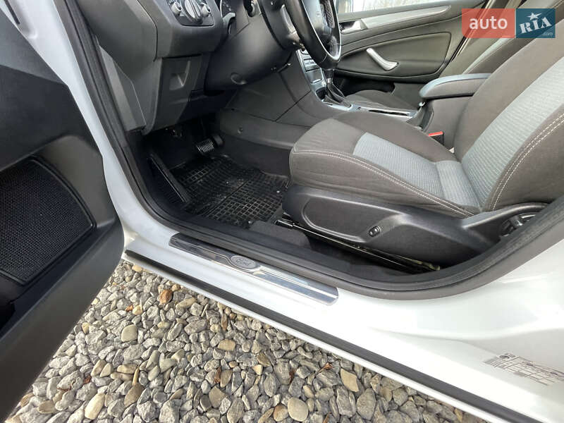 Універсал Ford Mondeo 2012 в Чернівцях