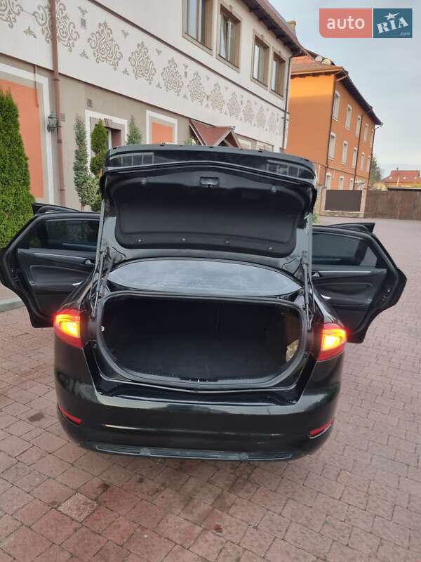 Седан Ford Mondeo 2012 в Стрию