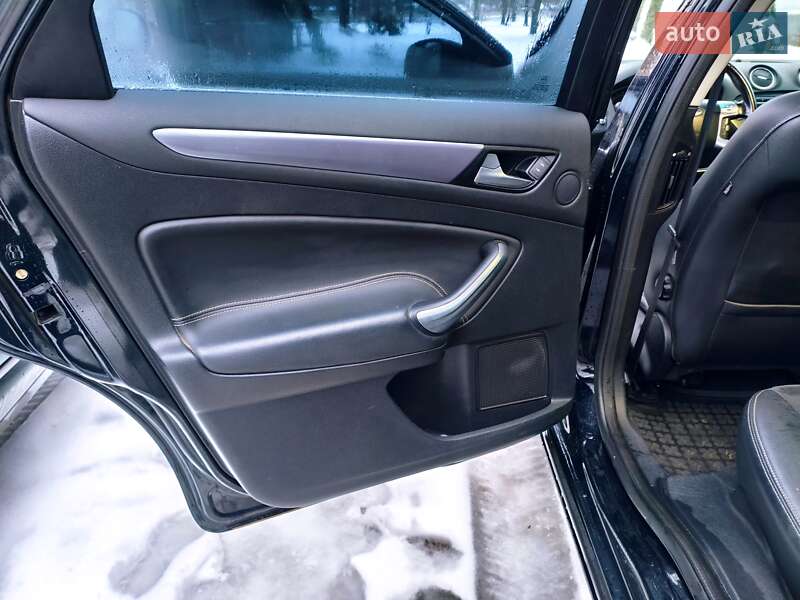 Седан Ford Mondeo 2011 в Глухове