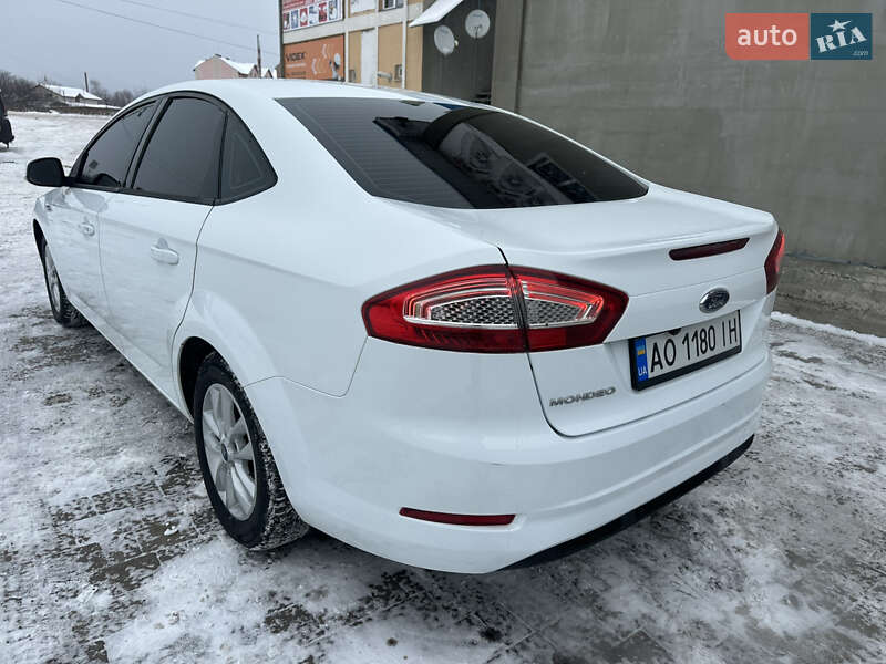 Седан Ford Mondeo 2012 в Мукачево