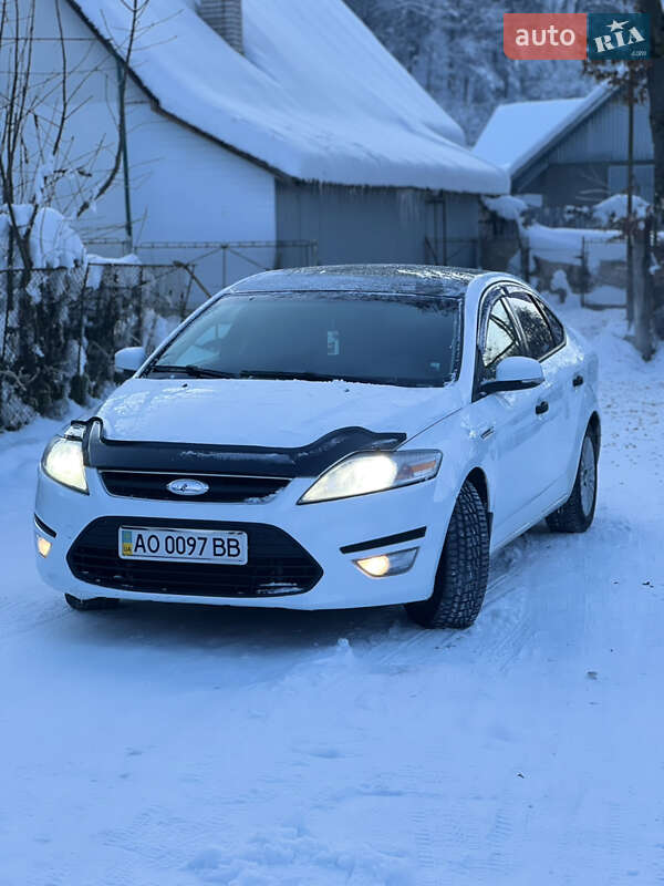 Седан Ford Mondeo 2011 в Хусте