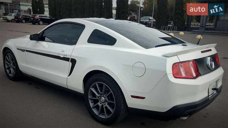 Купе Ford Mustang 2011 в Киеве