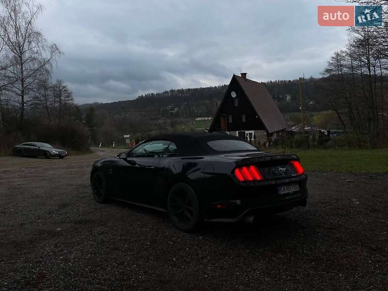 Кабриолет Ford Mustang 2015 в Перечине
