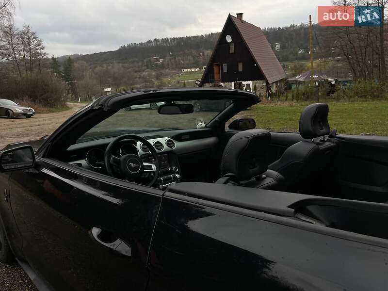 Кабриолет Ford Mustang 2015 в Перечине