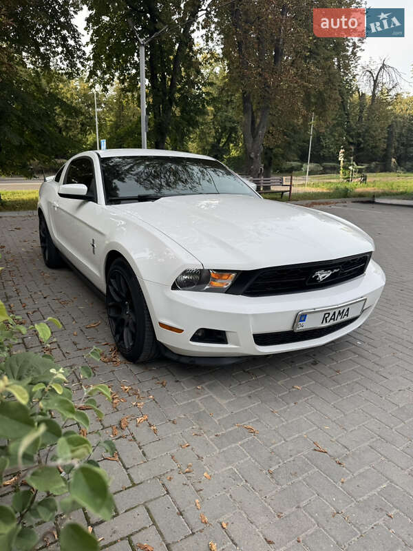 Купе Ford Mustang 2011 в Львове