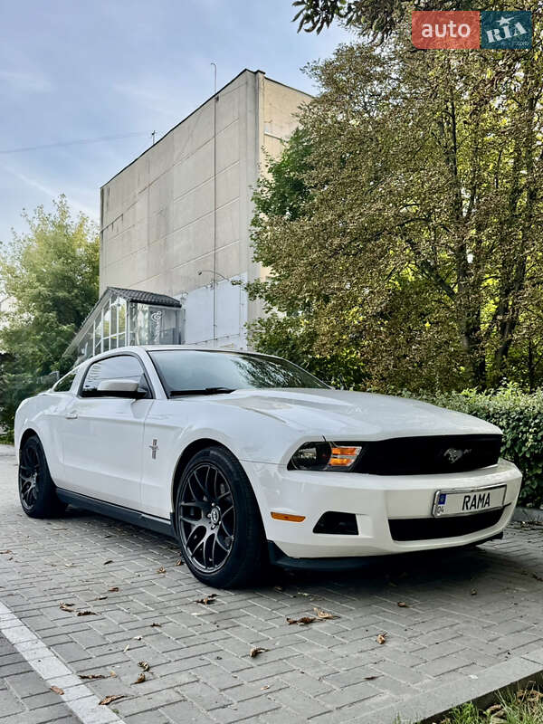 Купе Ford Mustang 2011 в Львове