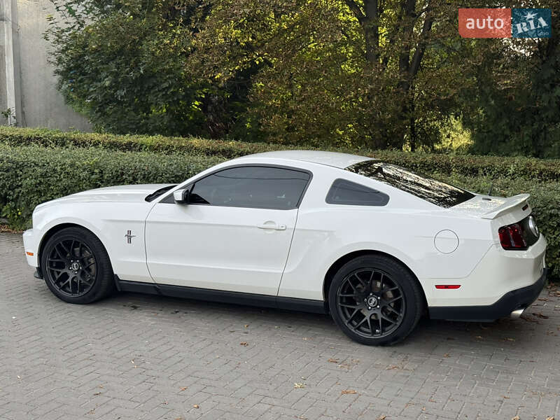 Купе Ford Mustang 2011 в Львове