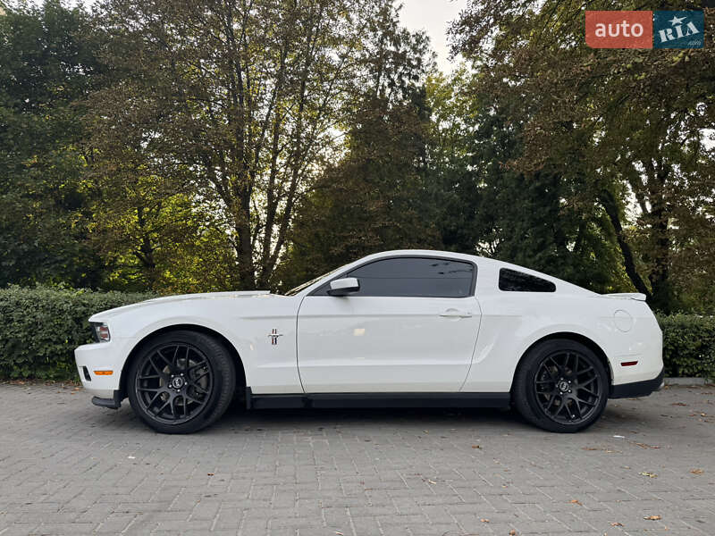 Купе Ford Mustang 2011 в Львове
