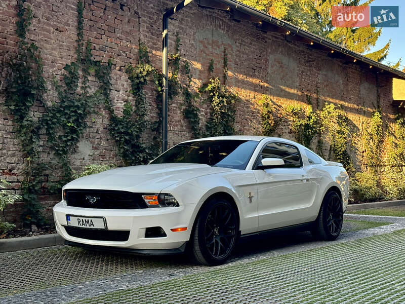 Купе Ford Mustang 2011 в Львове