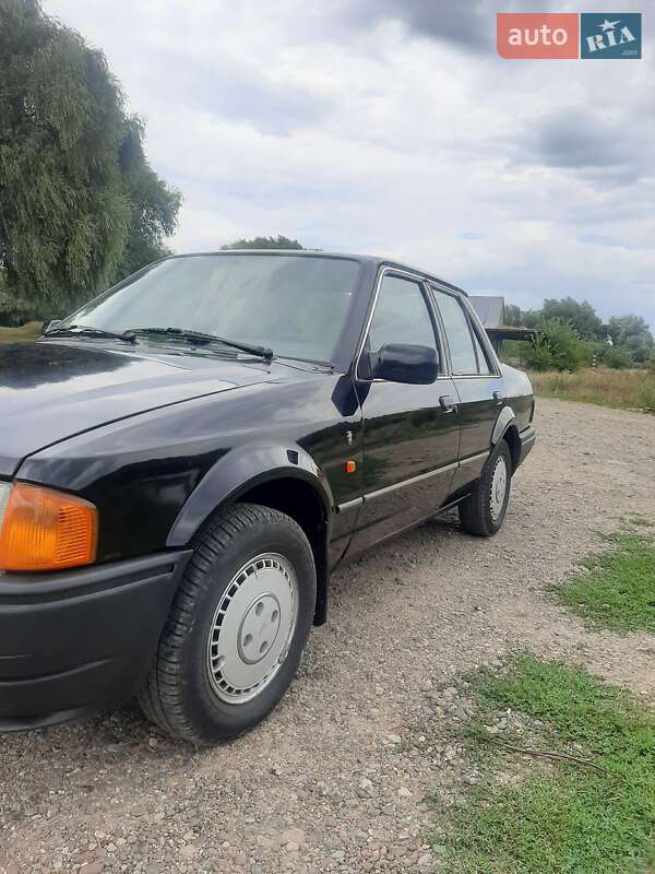 Седан Ford Orion 1990 в Ямполе