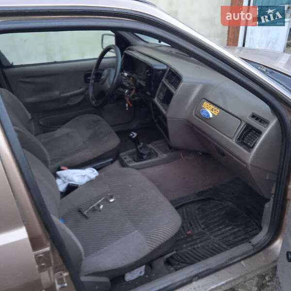 Седан Ford Sierra 1988 в Путивле