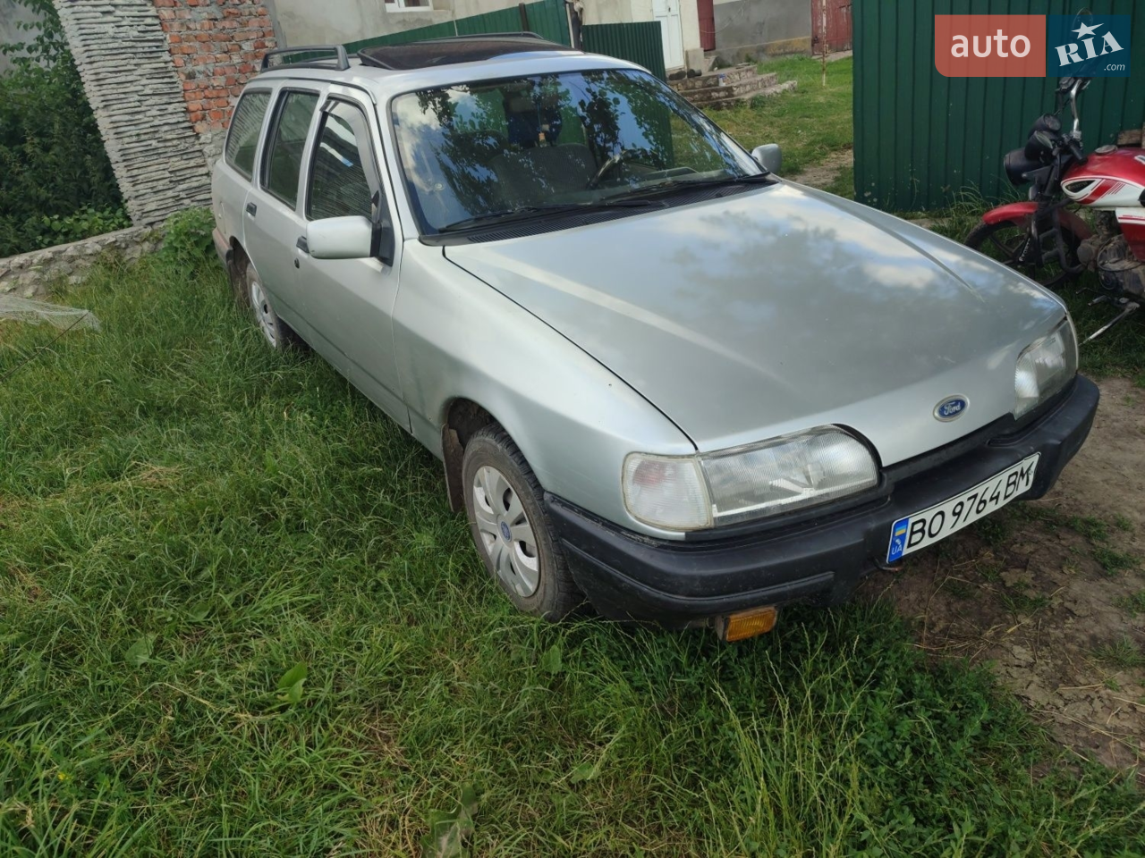 Продам форда задній привід п'яти Ступка ходова в нормі мотор працює добре не димить були замінені росхідники масло анті фріз фільтр електрика працює вся все штатне без колхозів переробок криві руки туди не лазили міст в чудовому стані полуося без люфтів зімня резина всі 4 колеса люк працює не тече салон непоганий.