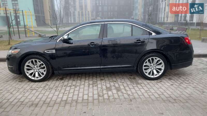 Седан Ford Taurus 2016 в Львове