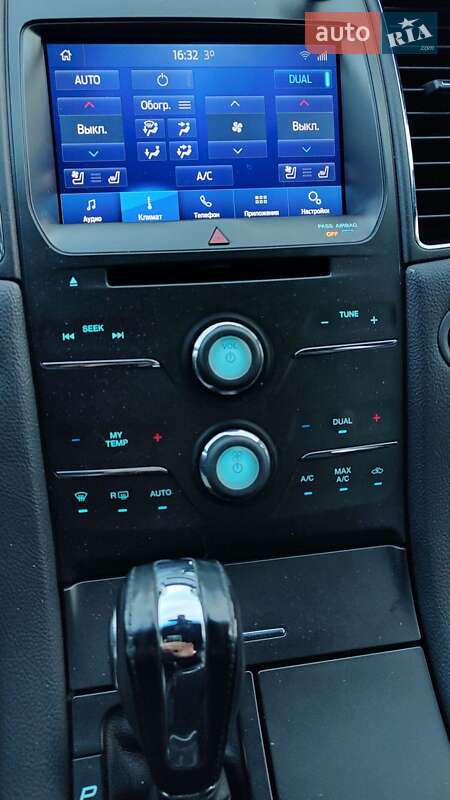 Седан Ford Taurus 2016 в Львове