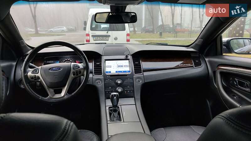Седан Ford Taurus 2016 в Львове