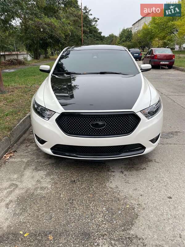 Седан Ford Taurus 2018 в Ровно