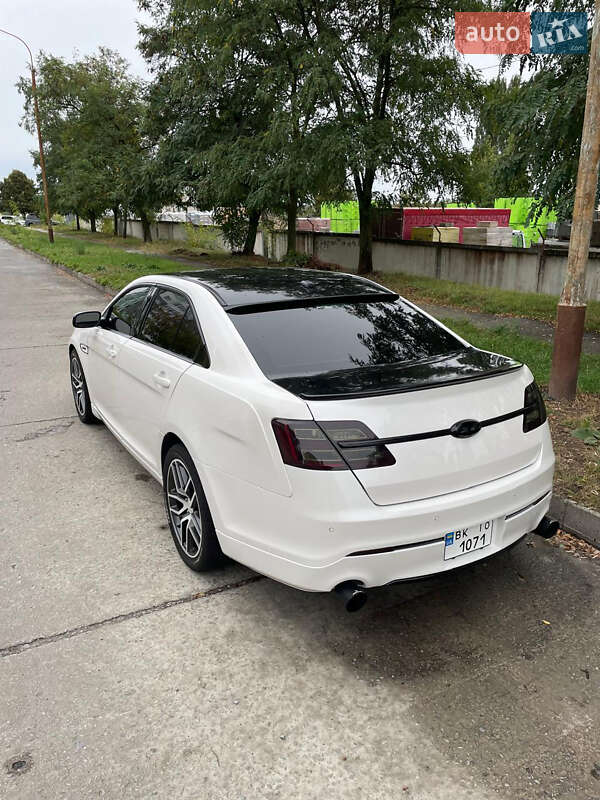 Седан Ford Taurus 2018 в Ровно