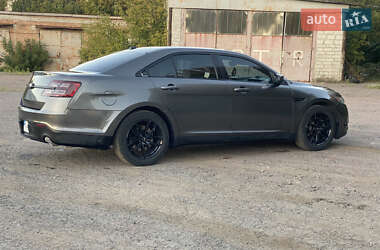 Седан Ford Taurus 2015 в Пирятине