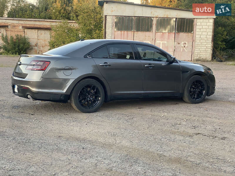 Седан Ford Taurus 2015 в 