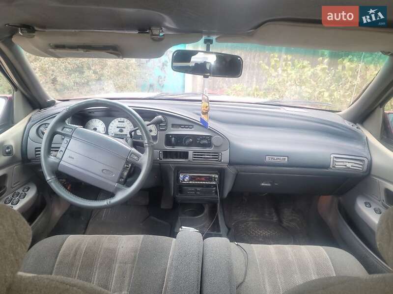 Седан Ford Taurus 1992 в Изюме
