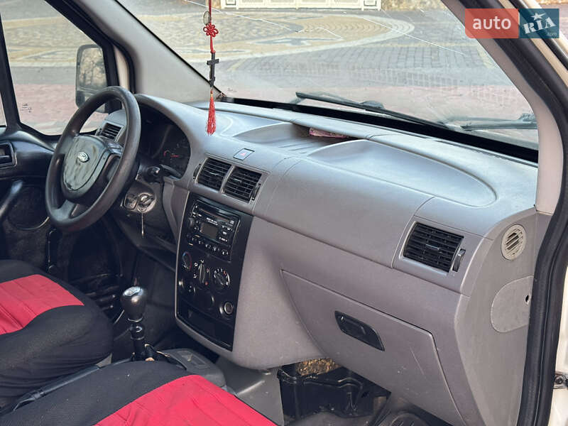 Мінівен Ford Tourneo Connect 2003 в Чернівцях