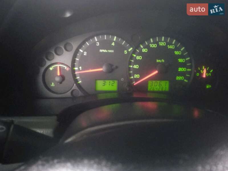 Вантажопасажирський фургон Ford Tourneo Custom 2003 в Чернівцях