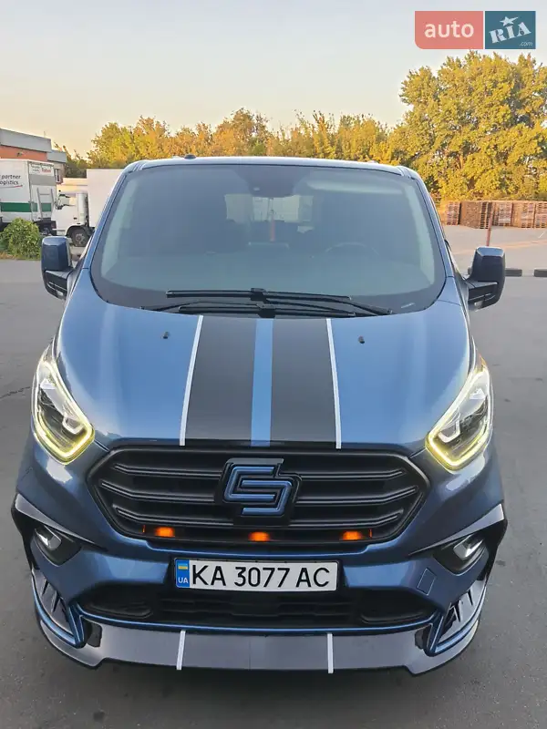 Минивэн Ford Tourneo Custom 2019 в 