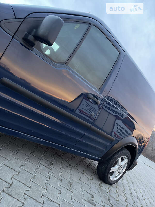 Вантажний фургон Ford Transit Connect 2011 в Чернівцях