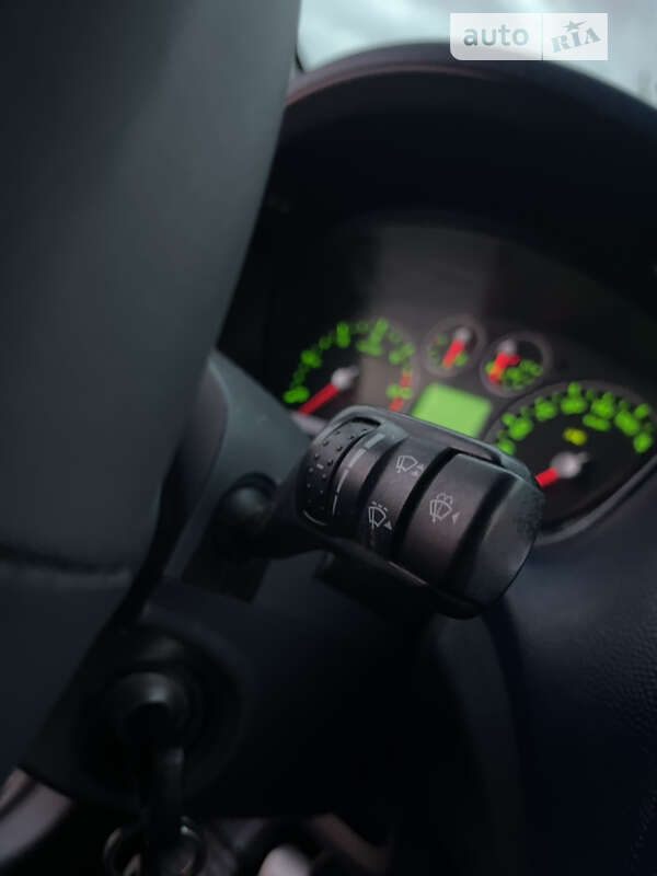 Вантажний фургон Ford Transit Connect 2011 в Чернівцях