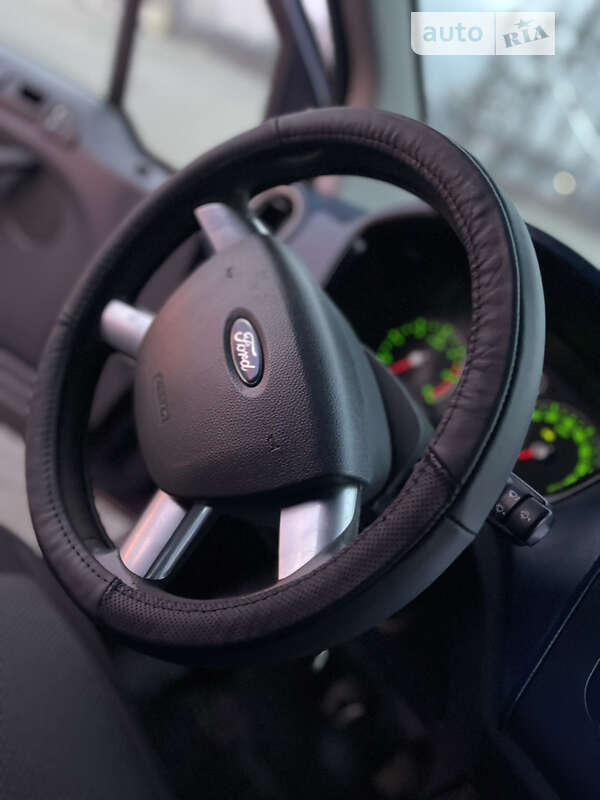 Вантажний фургон Ford Transit Connect 2011 в Чернівцях