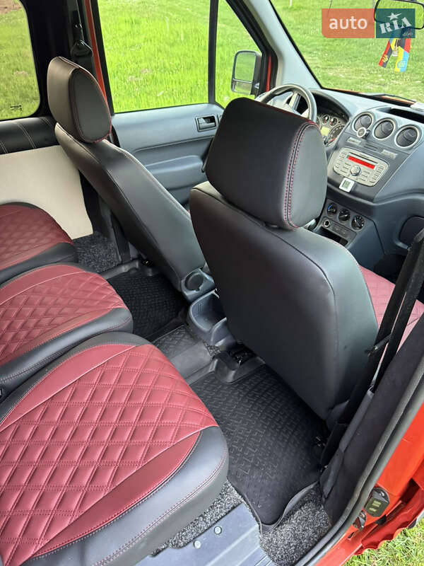 Мінівен Ford Transit Connect 2011 в Буштино