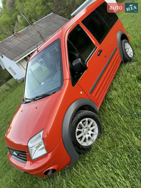 Мінівен Ford Transit Connect 2011 в Буштино