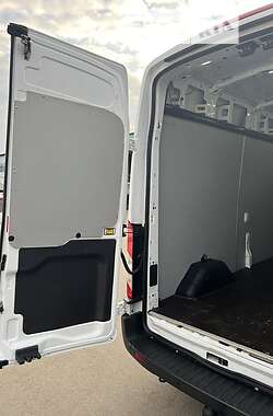 Грузовой фургон Ford Transit 2018 в 