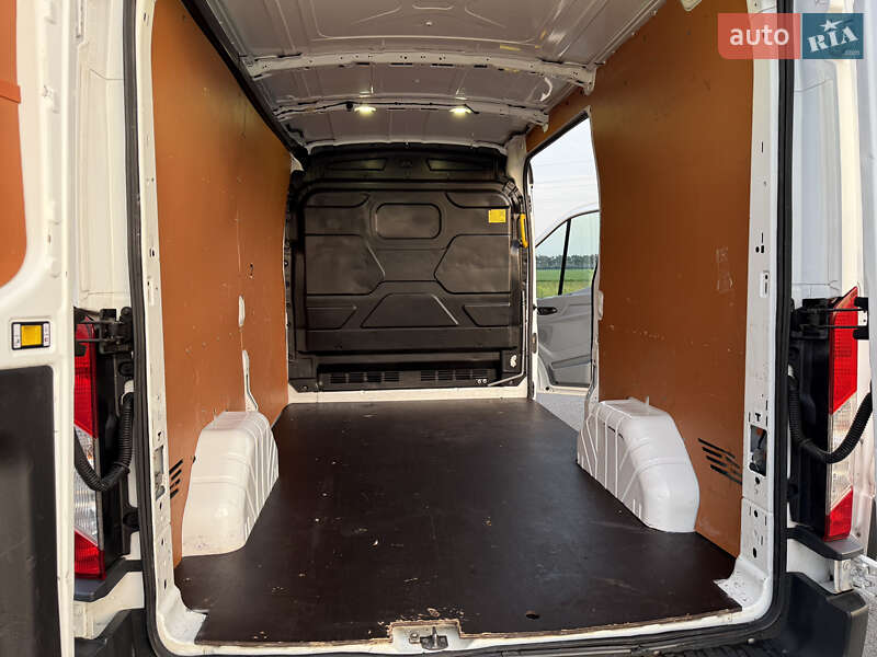 Вантажний фургон Ford Transit 2017 в Радивиліві