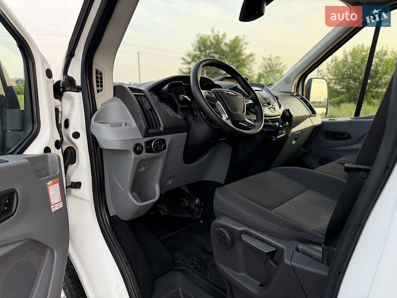 Вантажний фургон Ford Transit 2017 в Радивиліві
