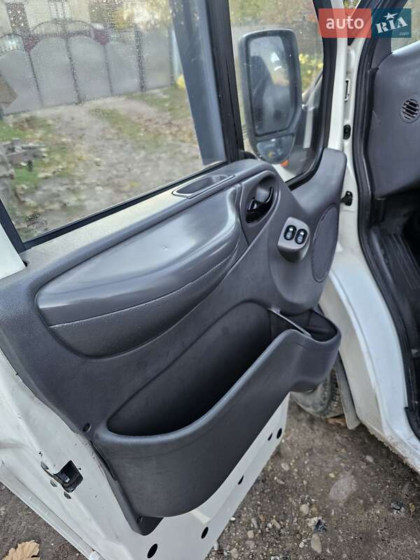 Грузовой фургон Ford Transit 2004 в Новоднестровске