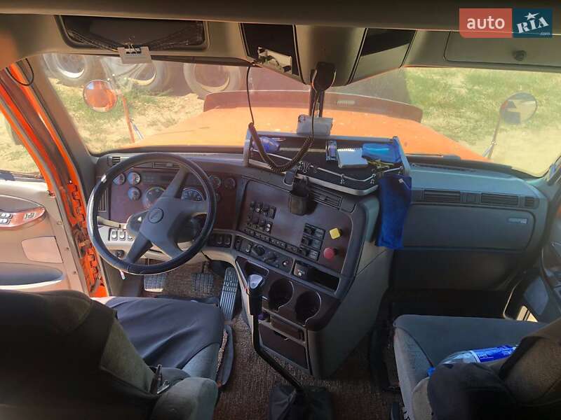 Тягач Freightliner Conventional 2002 в Черноморске