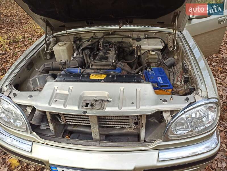 Седан ГАЗ 31105 Волга 2004 в Новомосковську