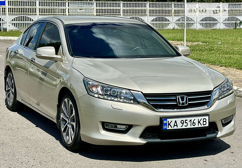 Седан Honda Accord 2013 в Ровно