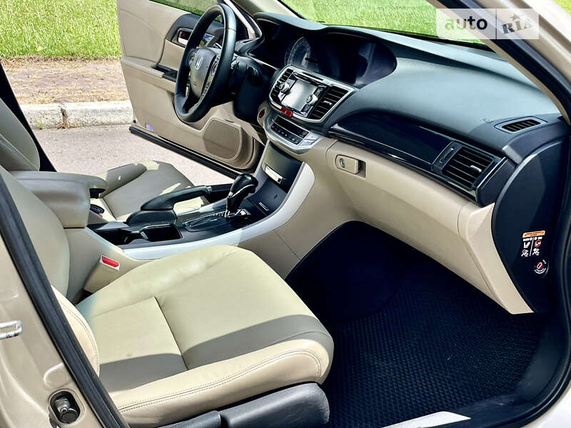 Седан Honda Accord 2013 в Ровно