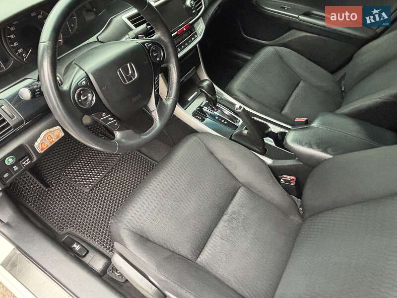 Седан Honda Accord 2013 в Краснограді