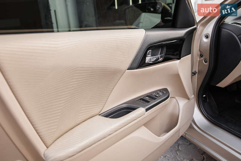 Седан Honda Accord 2016 в Чернівцях