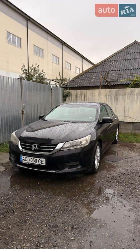 Седан Honda Accord 2013 в  фото Седан Honda Accord 2013 в