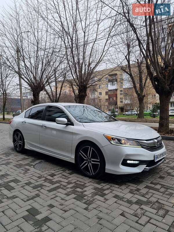Седан Honda Accord 2015 в Ужгороді