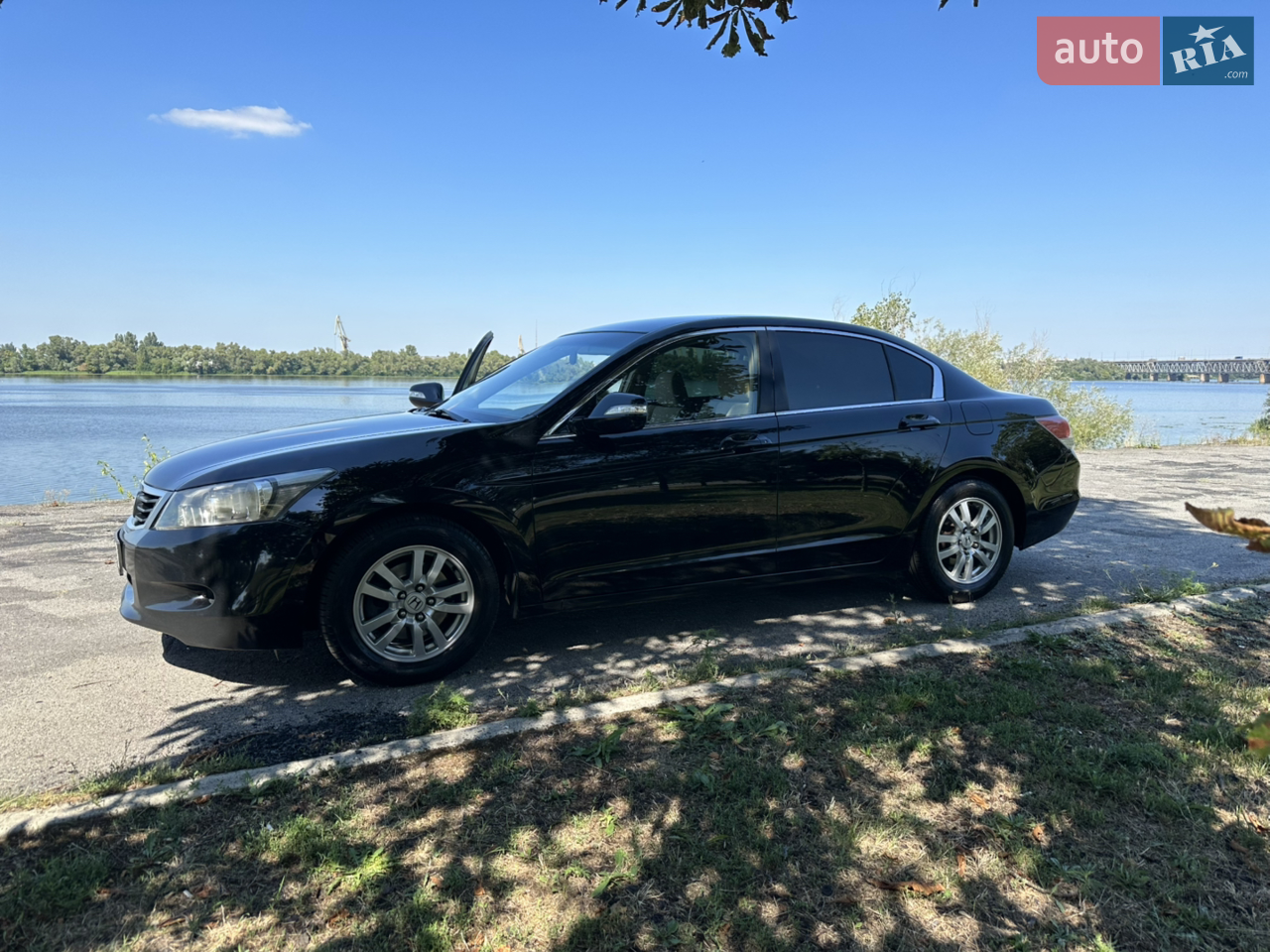 Продам надійний автомобіль Honda Accord 8 (версія USA). Автомобіль в гарному стані на свої роки. Автомобіль свого часу був пригнаний у Дніпро с пробігом 50 тис. км. Власник експлуатував  автомобіль близько 10-ти років після чого я став його новим власником. У моєму користуванні автомобіль 2,5 років.любі питання за телефоном.