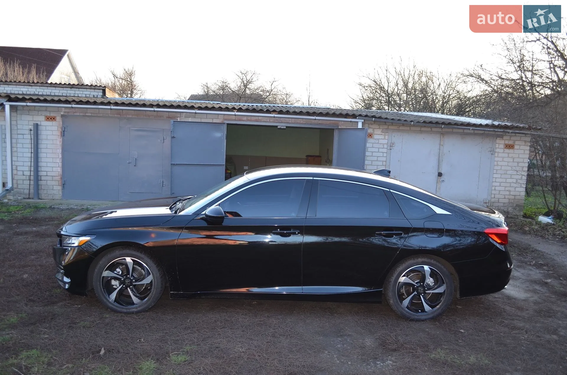 Honda Accord 2019 VIN 1HGCV1F11KA087216 фото оголошення 2 з 14