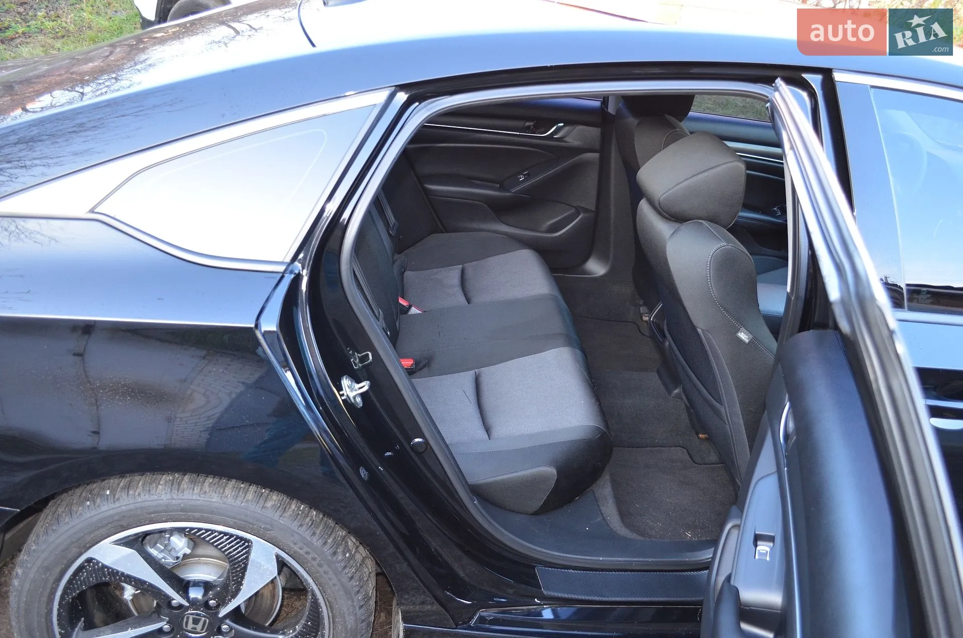 Honda Accord 2019 VIN 1HGCV1F11KA087216 фото оголошення 6 з 14