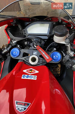 Спортбайк Honda CBR 1000RR 2013 в 