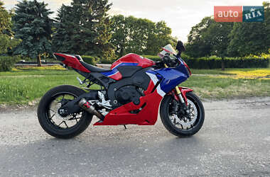 Спортбайк Honda CBR 1000RR 2023 в 