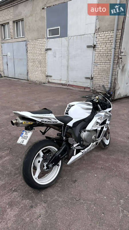 Спортбайк Honda CBR 1000RR 2004 в Горохове